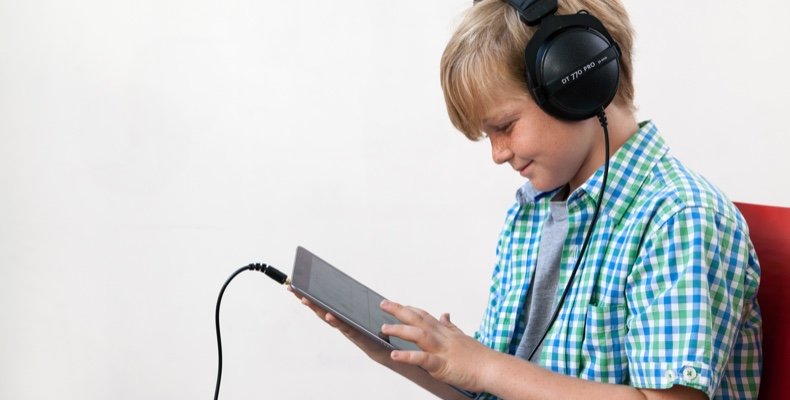 kid wearing audiometer headphones and taking a hearing test with Jacoti Hearing Center Pro